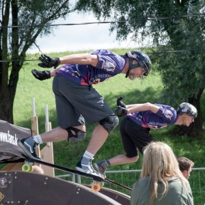 Michel Dupont et Christopher, skateboard slalom en Lettonie